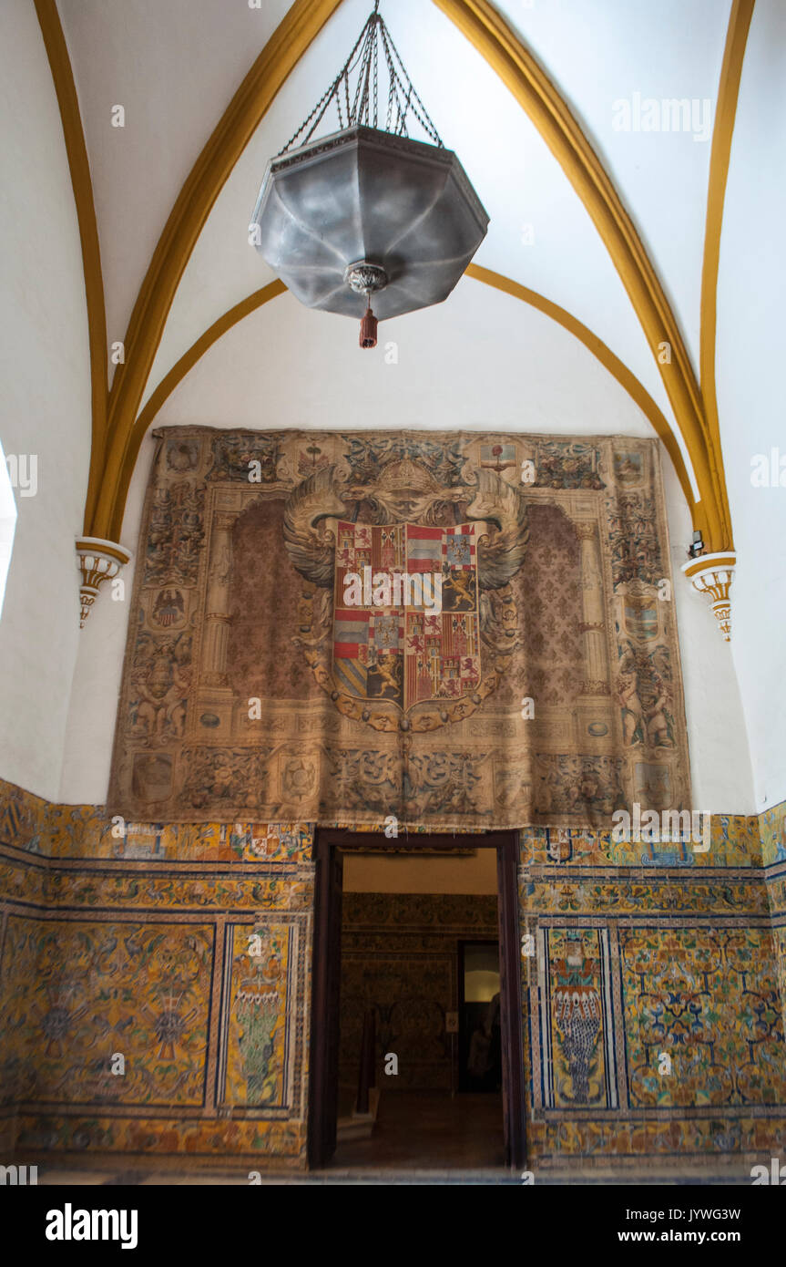 Les intérieurs de Patio del Crucero, cour de l'Alcazar de Séville, le palais royal exemple de l'architecture mudéjar, Renaissance et Baroque décorations Banque D'Images