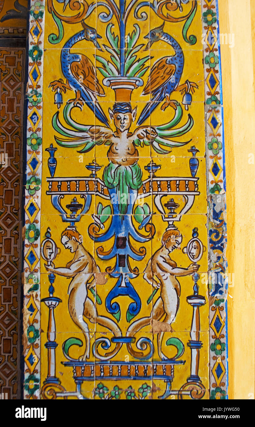 Espagne : les détails de la décoration des murs du patio del Crucero, une cour de l'Alcazar de Séville, le palais royal exemple de l'architecture mudéjar Banque D'Images
