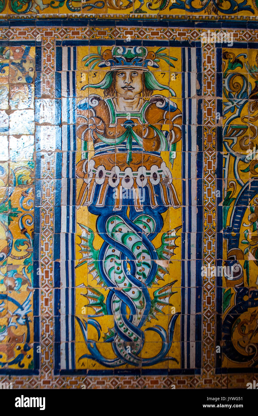 Espagne : les détails de la décoration des murs du patio del Crucero, une cour de l'Alcazar de Séville, le palais royal exemple de l'architecture mudéjar Banque D'Images