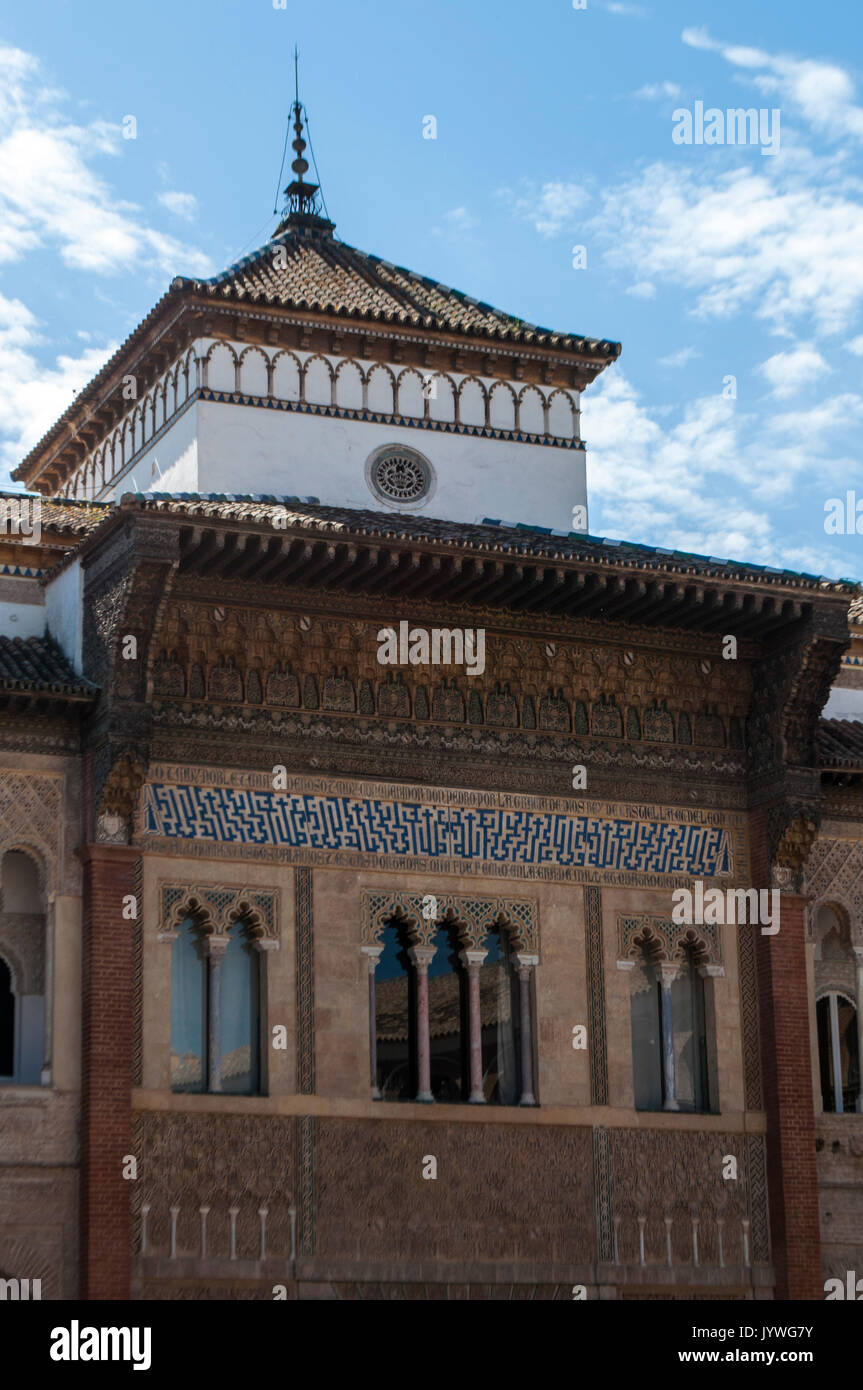 Espagne : le Palais mudéjar de Pedro I, conçu dans le style mauresque pour un souverain chrétien, dans la cour de l'Alcazar de Séville royal Banque D'Images