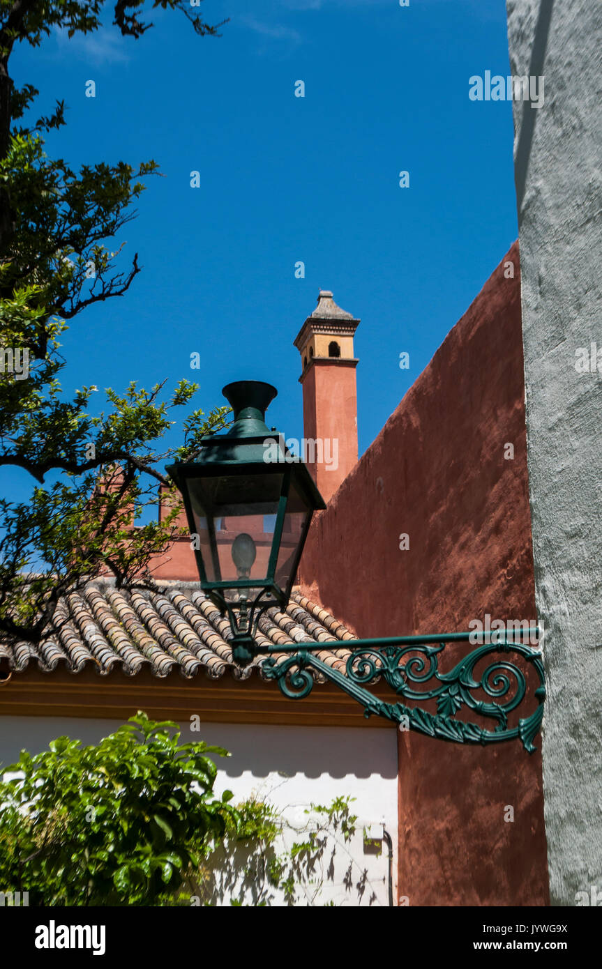 Espagne : les détails architecturaux de l'Alcazar de Séville, le célèbre palais royal, l'un des exemples les plus remarquables de l'architecture mudéjar Banque D'Images