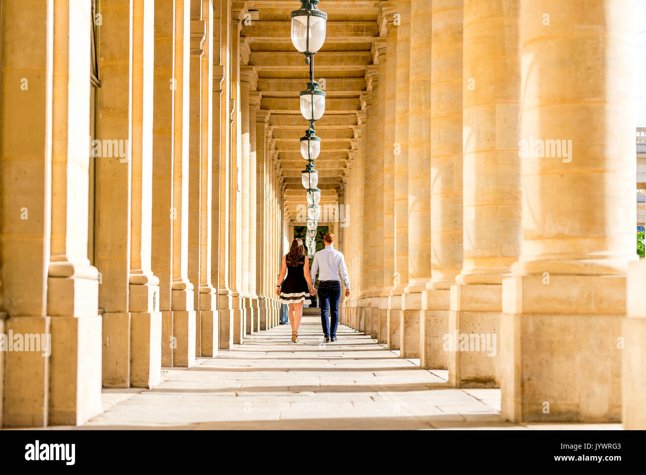 Couple marche main dans la main au Palais Royal à Paris Banque D'Images