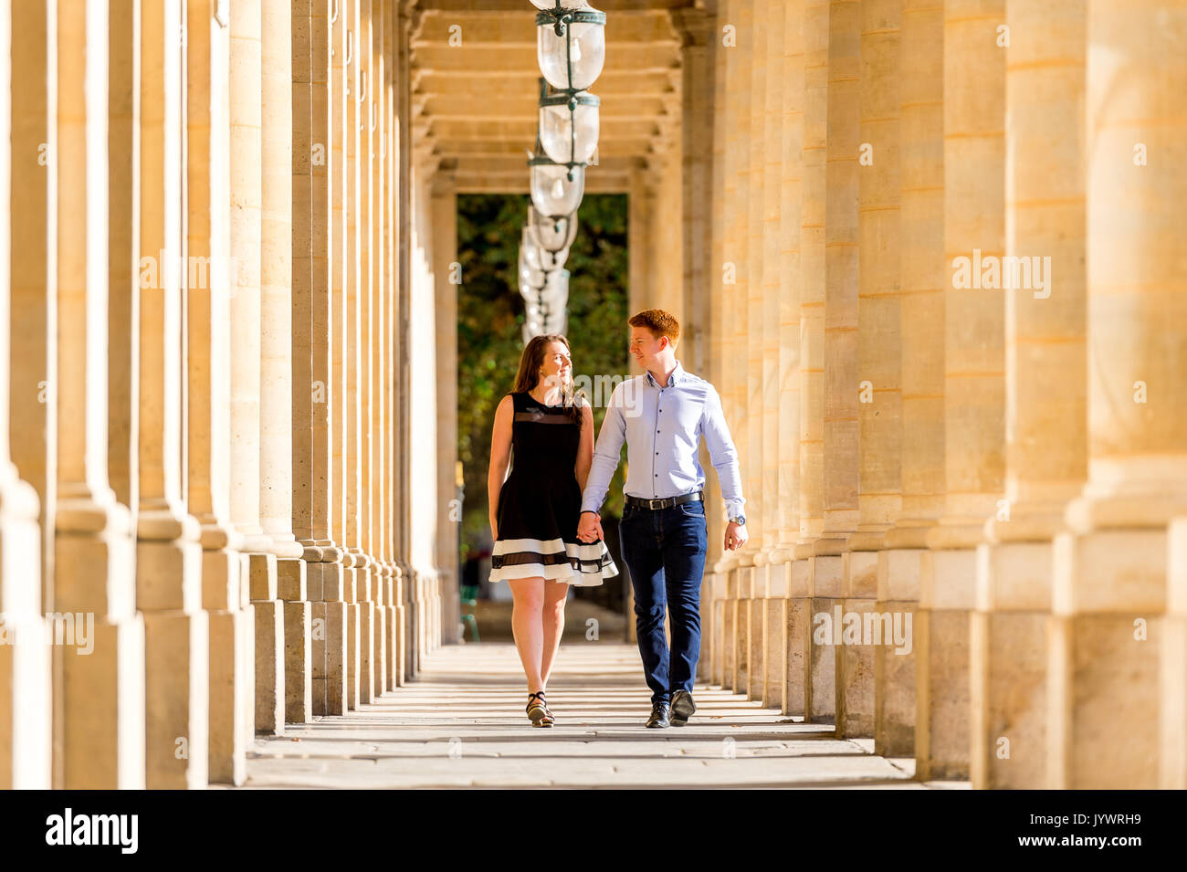 Couple marche main dans la main au Palais Royal à Paris Banque D'Images