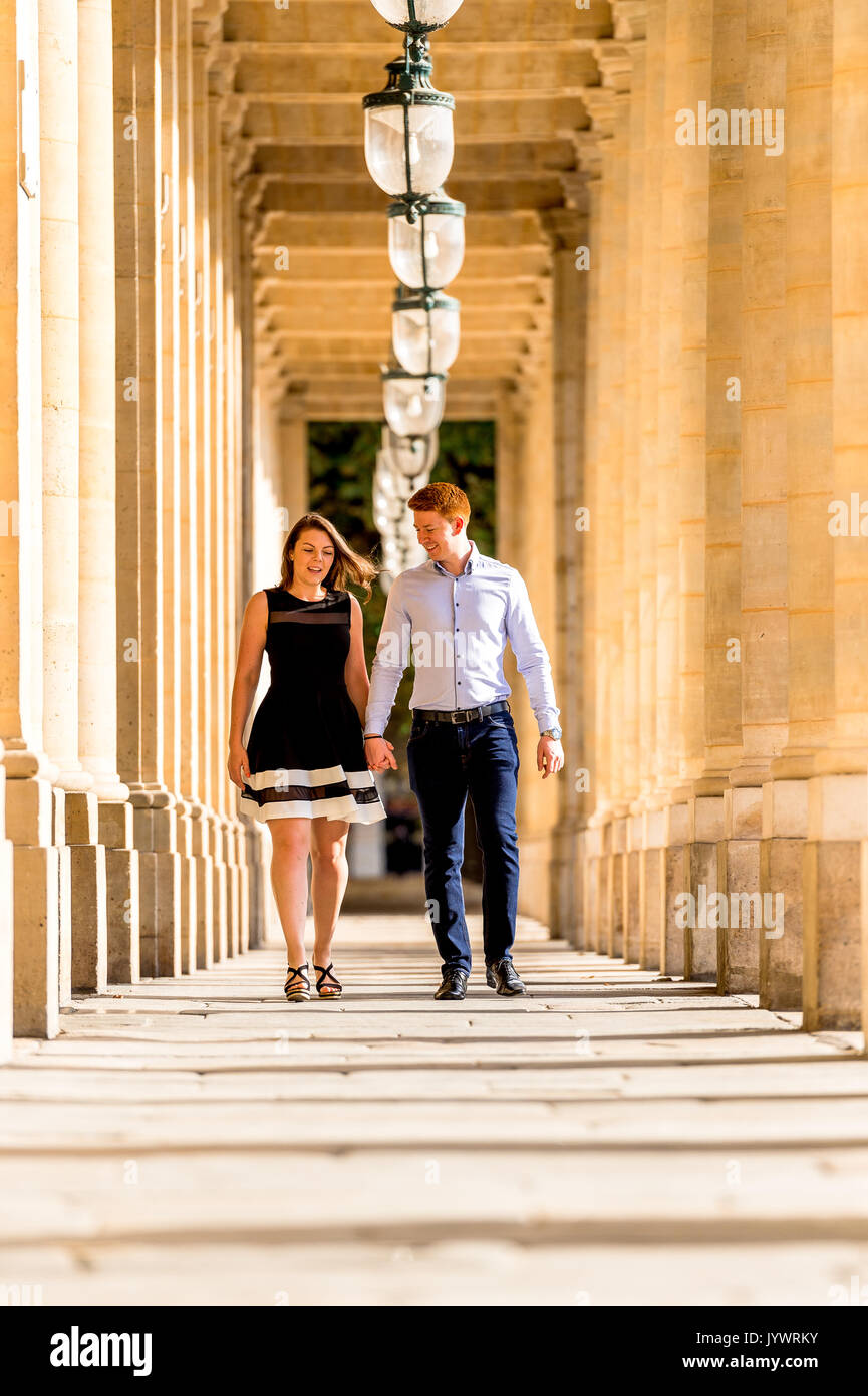 Couple marche main dans la main au Palais Royal à Paris Banque D'Images