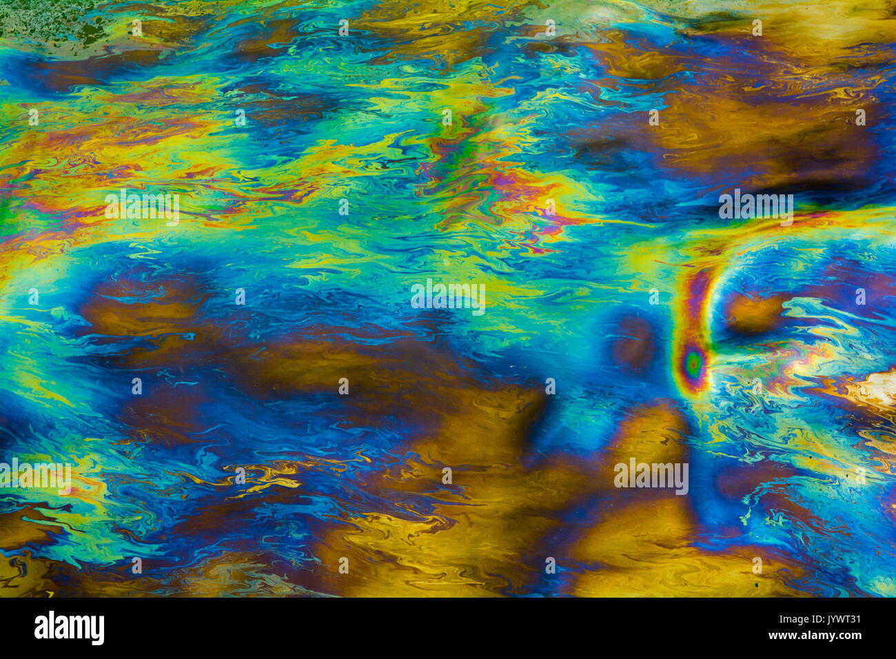 D'hydrocarbures sur l'eau colorée Banque D'Images
