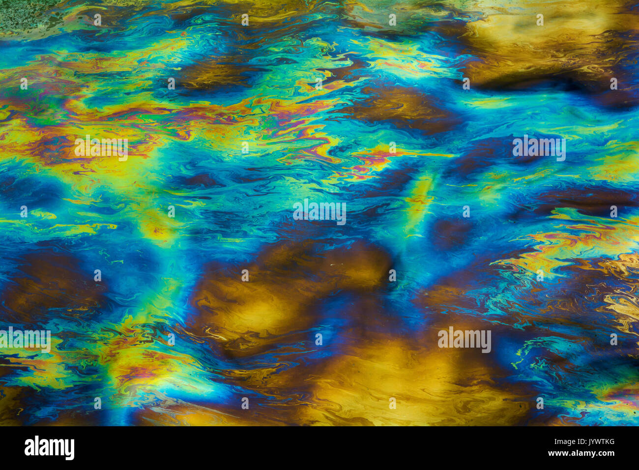 D'hydrocarbures sur l'eau colorée Banque D'Images