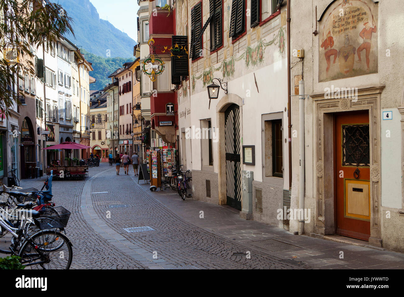 BOLZANO, ITALIE - Le 24 juin 2017 : Bolzano est une ville de la province du Tyrol du sud de l'Italie du nord, situé dans une vallée au milieu des vignobles vallonnés. Banque D'Images