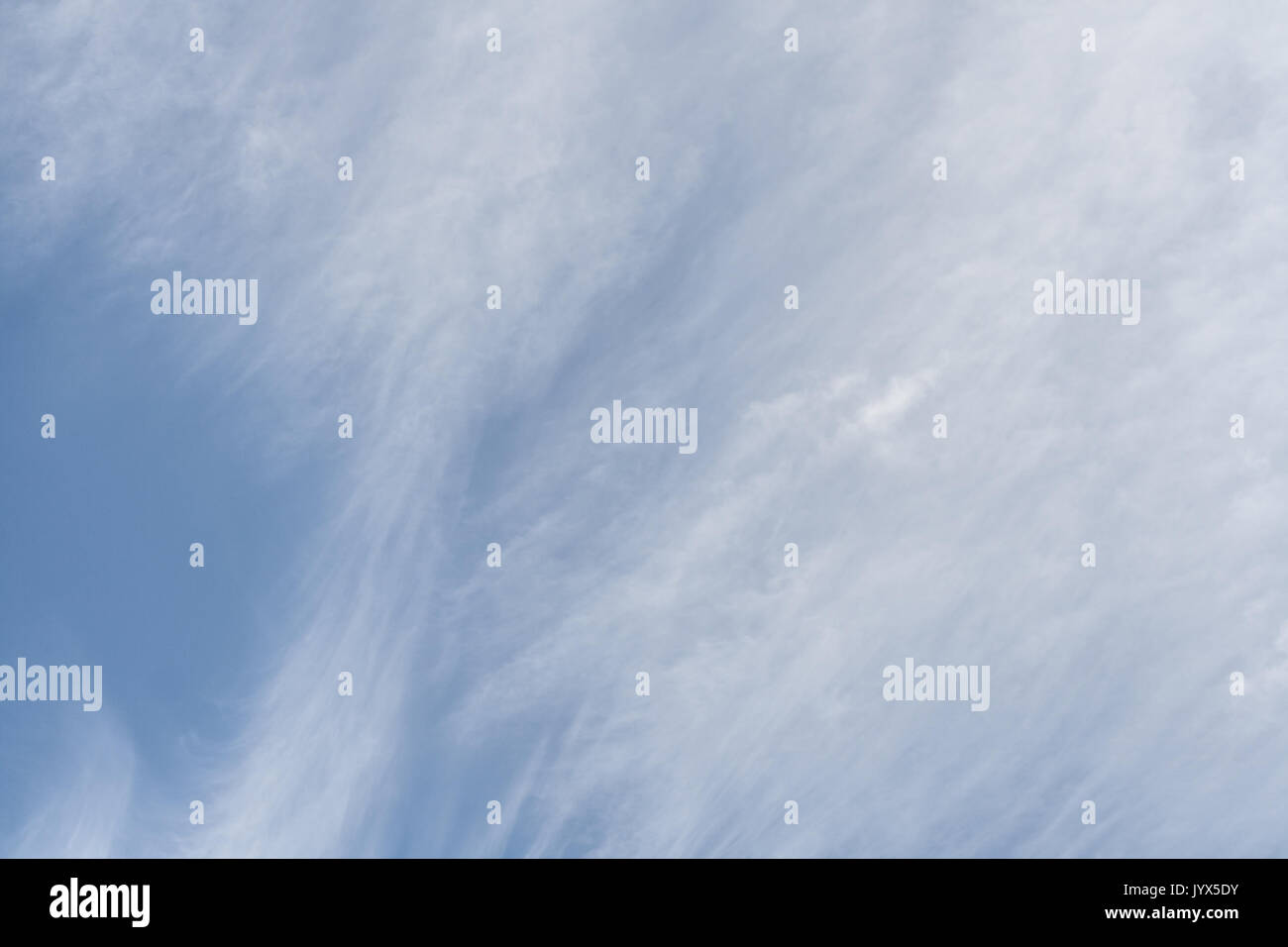 Ciel bleu avec des nuages cirrus blanc Banque D'Images