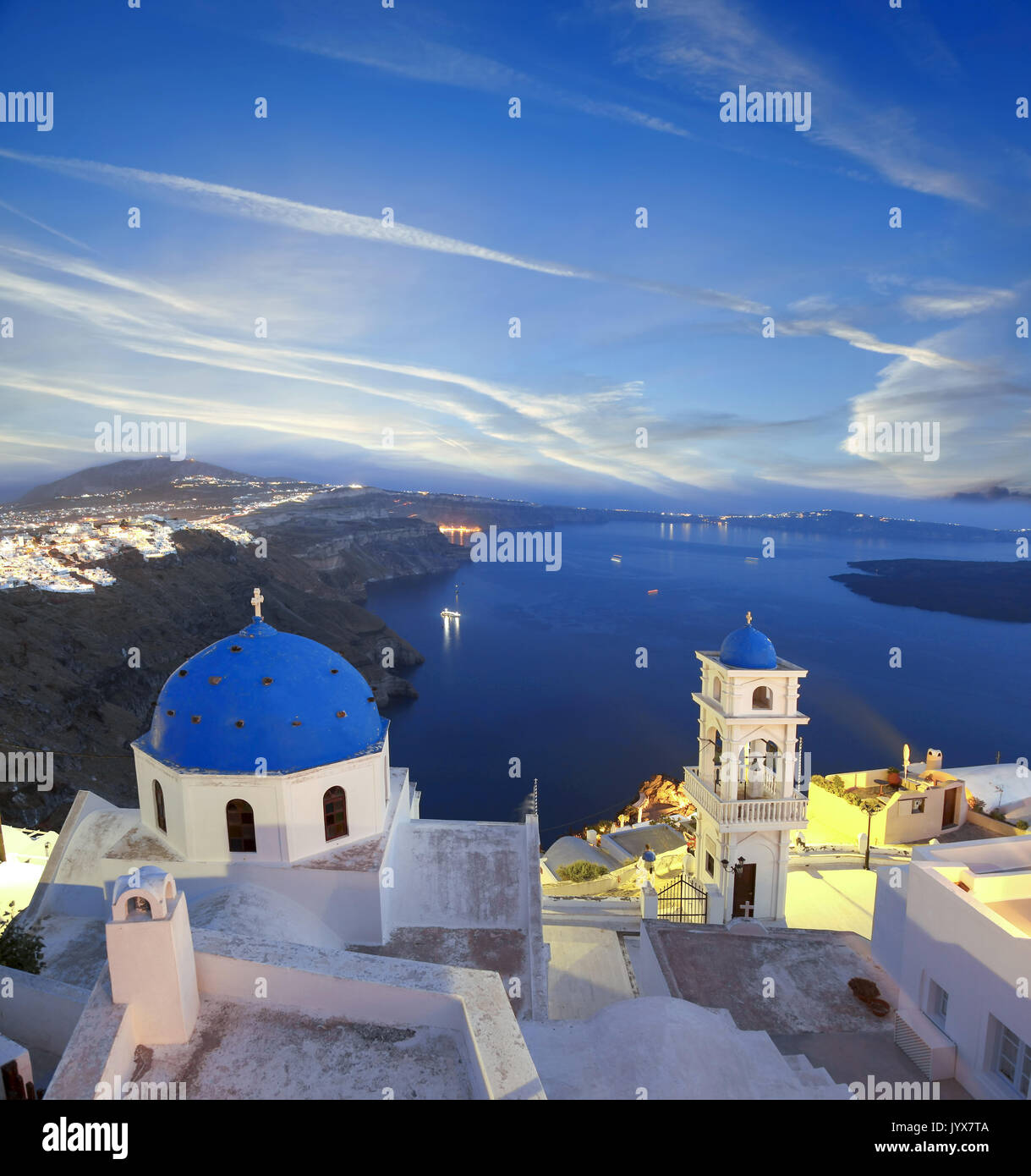 L'île de Santorin avec église dans la soirée, Fira, Grèce Banque D'Images