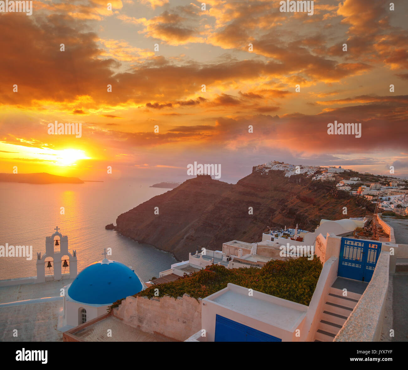 L'île de Santorin avec contre l'église de soleil colorés en Grèce Banque D'Images