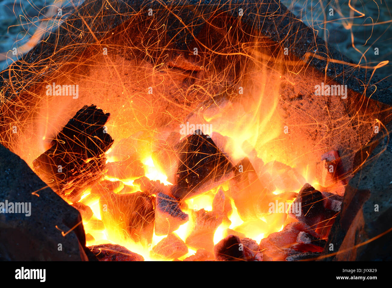 Combustion de charbon de bois dans un poêle Banque D'Images