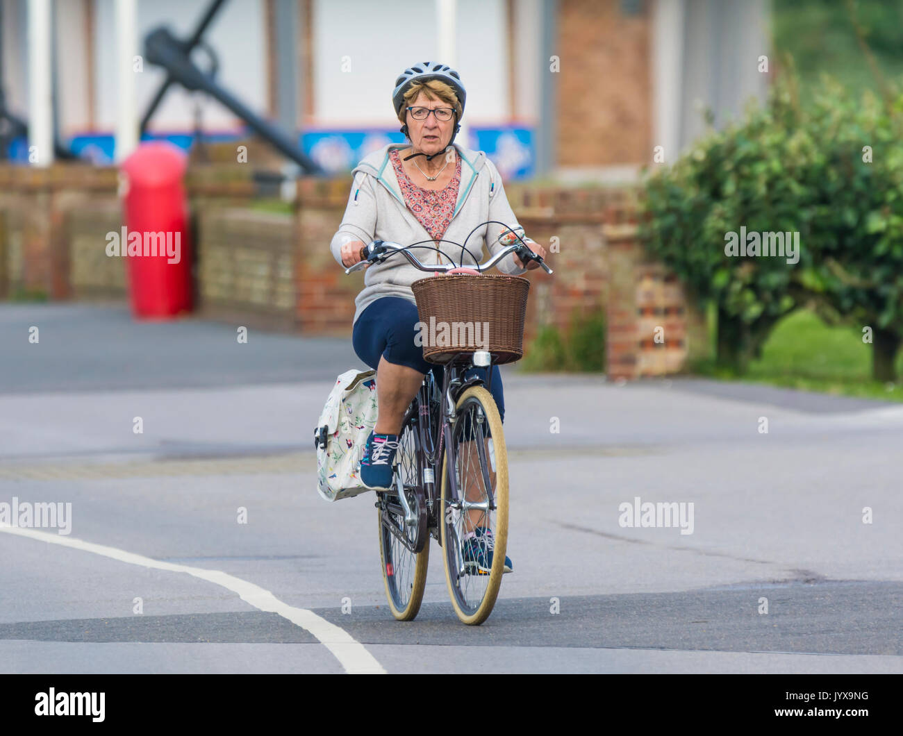 Vieille femme cyclisme Banque de photographies et d'images à haute  résolution - Alamy