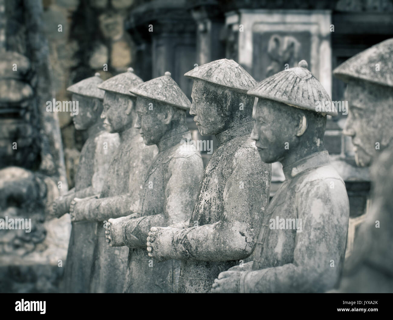 Mandarin des statues dans Khai Dinh tomb à Hue Vietnam Banque D'Images