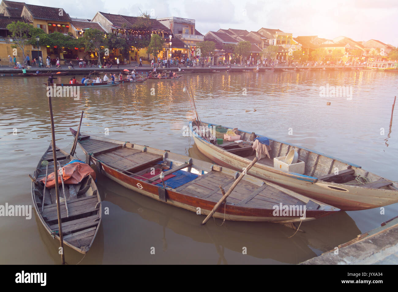 Coucher du soleil avec des bateaux sur la rivière à Hoi An Banque D'Images