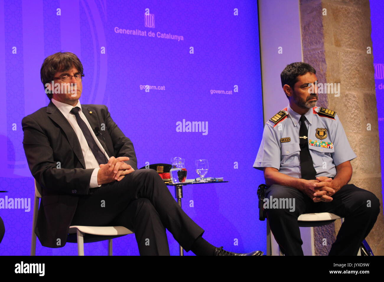 Barcelone, Espagne. 20e Août, 2017. Le président du gouvernement de la Catalogne Carles Puigdemont, ministre de l'intérieur catalan Joaquim Forn et major de la police Catalan Josep Lluis Trapero donnant les détails de l'attaque terroriste sur les Ramblas au cours d'une conférence de presse étrangère à Palau de la Generalitat Crédit : Dino Geromella/Alamy Live News Banque D'Images