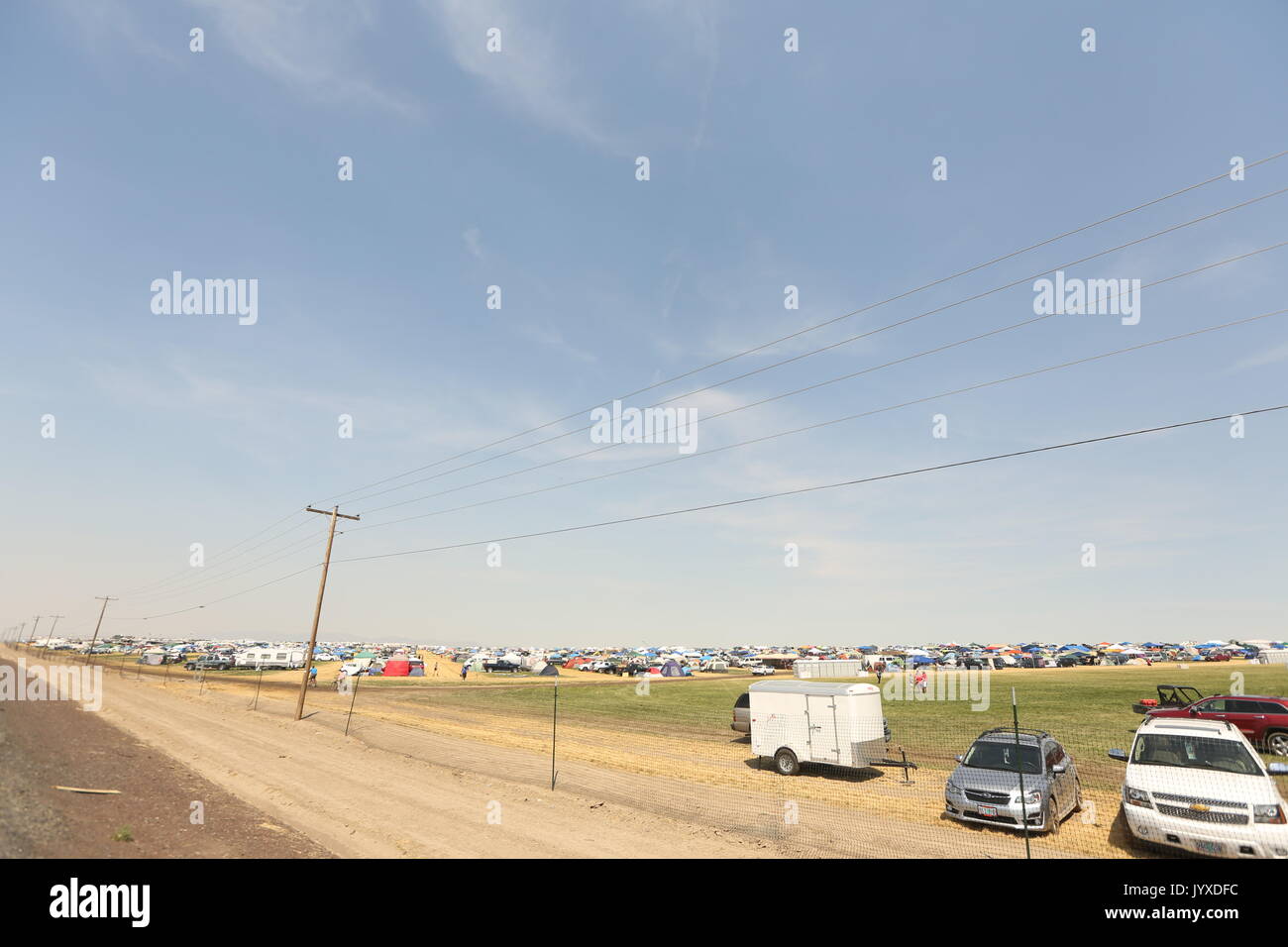 Madras, Oregon, USA. Août 19, 2017. Le long de la route 97 et 26, dans le chemin de l'éclipse solaire totale temporaire, des villes de tentes ont été érigées. Centaines de milliers de personnes sont attendues pour voir l'éclipse solaire. Crédit : Marcel Neuenfels/Alamy Live News Banque D'Images