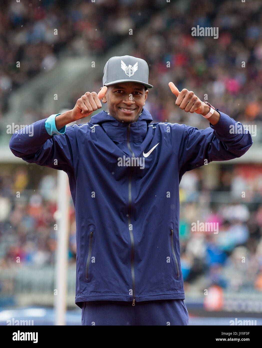 Crewe, Royaume-Uni. 20e Août, 2017. Mutaz Essa BARSHIM donne du Qatar Thumbs up après sa victoire au saut en hauteur 2,40m victoire pendant le Grand Prix d'athlétisme Birmingham Muller au stade Alexandra, Birmingham, Angleterre le 20 août 2017. Photo par Andy Rowland. Crédit : Andrew Rowland/Alamy Live News Banque D'Images