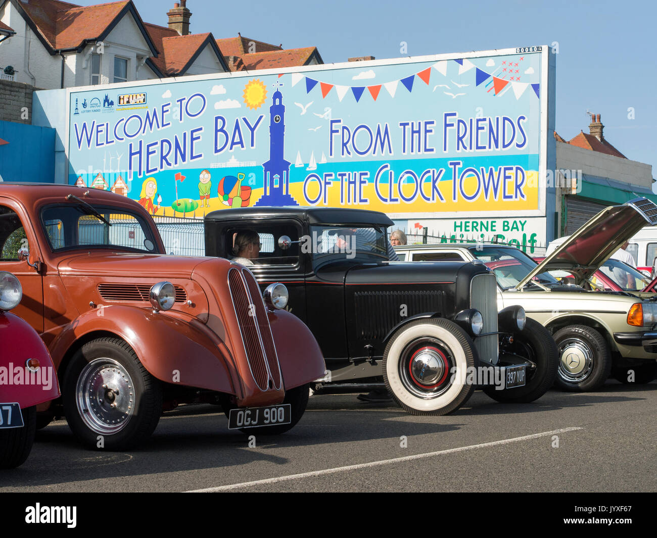 Herne Bay, Kent, UK. 20e Août, 2017. Voitures classiques sur l'affichage sur la promenade Herne Bay Kent UK Crédit : Cabanel/Alamy Live News Banque D'Images