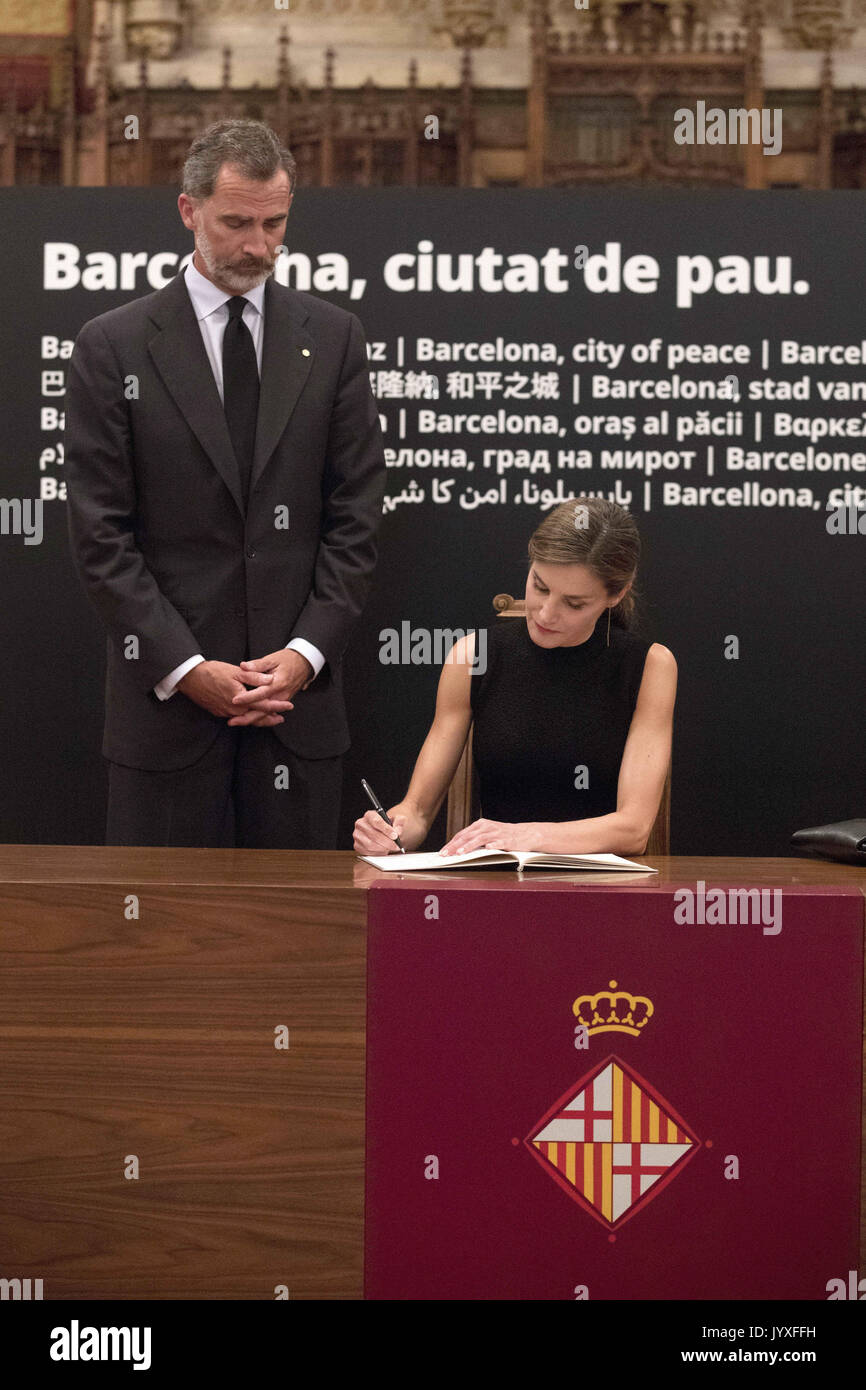 Barcelone, Catalogne, Espagne. Août 19, 2017. Le roi Felipe VI d'Espagne, la Reine Letizia d'Espagne signature dans un livre de condoléances devant une haute messe célébrée à la mémoire des victimes de l'attaque à Las Ramblas van plus tôt cette semaine, à la basilique de la Sagrada Familia à Barcelone, Espagne. Crédit : Jack Abuin/ZUMA/Alamy Fil Live News Banque D'Images
