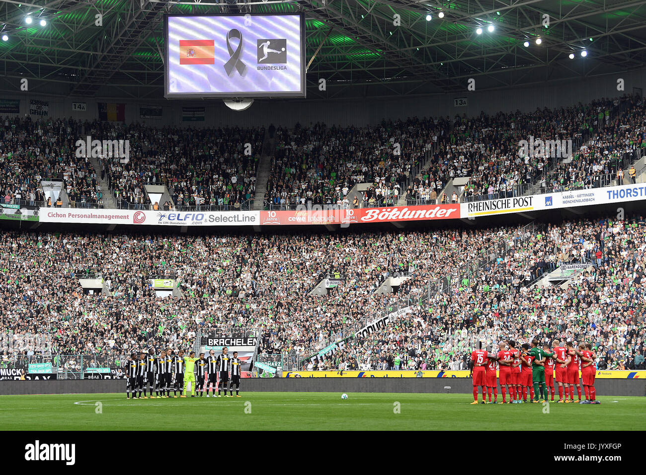 Moenchengladbach, Allemagne. 20e Août, 2017. Les équipes représenter une minute de silence pour les victimes de l'attaque de Barcelone à la Bundesliga match de football entre Borussia Moenchengladbach et FC Cologne au Borussia-Park à Moenchengladbach, Allemagne, 20 août 2017. (CONDITIONS D'EMBARGO - ATTENTION : En raison de la lignes directrices d'accréditation, le LDF n'autorise la publication et l'utilisation de jusqu'à 15 photos par correspondance sur internet et dans les médias en ligne pendant le match.) Photo : Federico Gambarini/dpa/Alamy Live News Banque D'Images