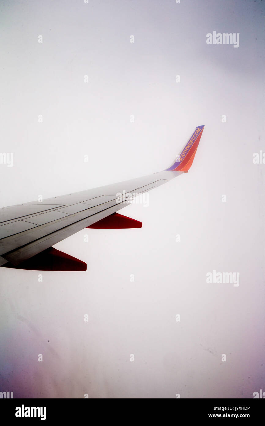 Kansas City, Kansas, USA. 4e août 2016. L'aile d'un Boeing 737-700 de Southwest Airlines avion série peut être vu à travers une fenêtre de cabine sur un jour nuageux sur le Midwest des États-Unis. Crédit : Alex Edelman/ZUMA/Alamy Fil Live News Banque D'Images