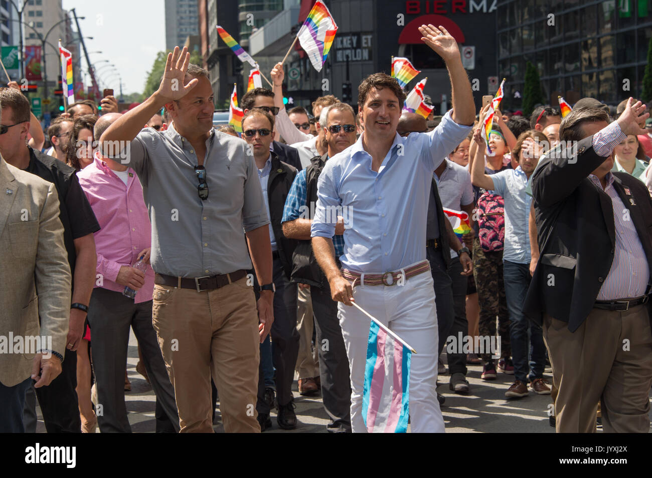 Montréal, Canada. 20e Août, 2017. Le premier ministre du Canada, Justin Trudeau et l'Irlande le premier ministre Leo Varadkar prendre part au défilé de la fierté Montréal. Crédit : Marc Bruxelles/Alamy Live News Banque D'Images