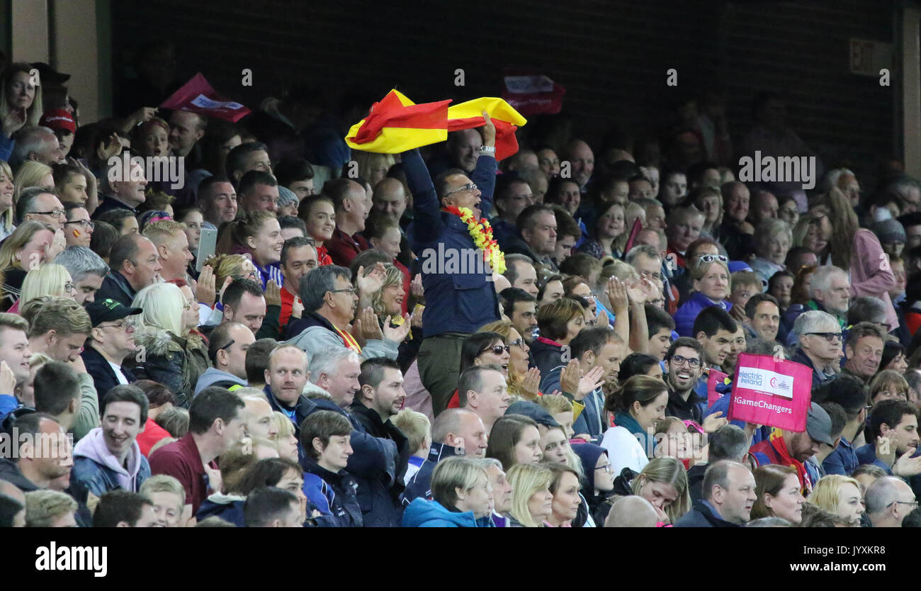 Belfast, Irlande du Nord. 20e Août, 2017. Stade national de football à Windsor Park, Belfast, Irlande du Nord,. 20e Août, 2017. Les femmes de l'UEFA des moins de 19 ans - France 2 Espagne 3. Espagne suporter sur son côté cheers à Windsor Park. Crédit : David Hunter/Alamy Live News Banque D'Images