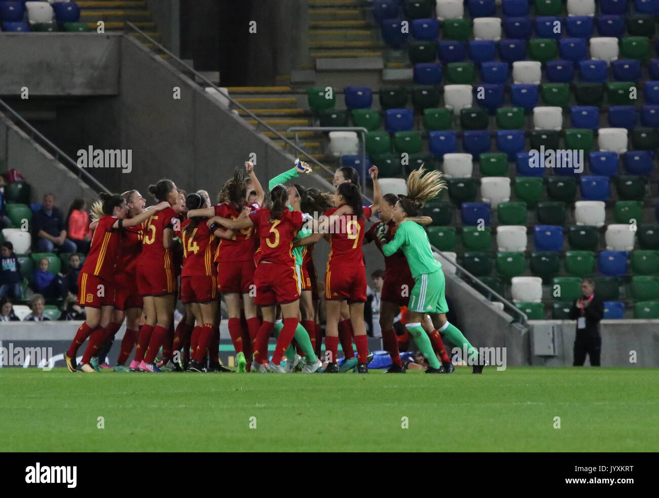 Belfast, Irlande du Nord. 20e Août, 2017. Stade national de football à Windsor Park, Belfast, Irlande du Nord,. 20e Août, 2017. Les femmes de l'UEFA des moins de 19 ans - France 2 Espagne 3. Espagne célébrer remportant la finale. Crédit : David Hunter/Alamy Live News Banque D'Images