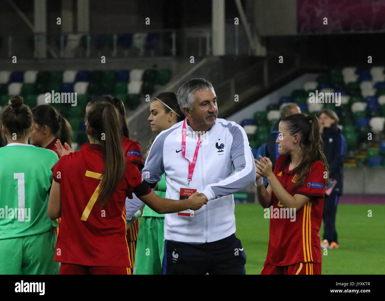 Belfast, Irlande du Nord. 20e Août, 2017. Stade national de football à Windsor Park, Belfast, Irlande du Nord,. 20e Août, 2017. Les femmes de l'UEFA des moins de 19 ans - France 2 Espagne 3. L'entraîneur de France Gilles Eyquem est applaudi par les joueurs de l'Espagne comme il et son côté aller recevoir leur deuxième prix. Crédit : David Hunter/Alamy Live News Banque D'Images