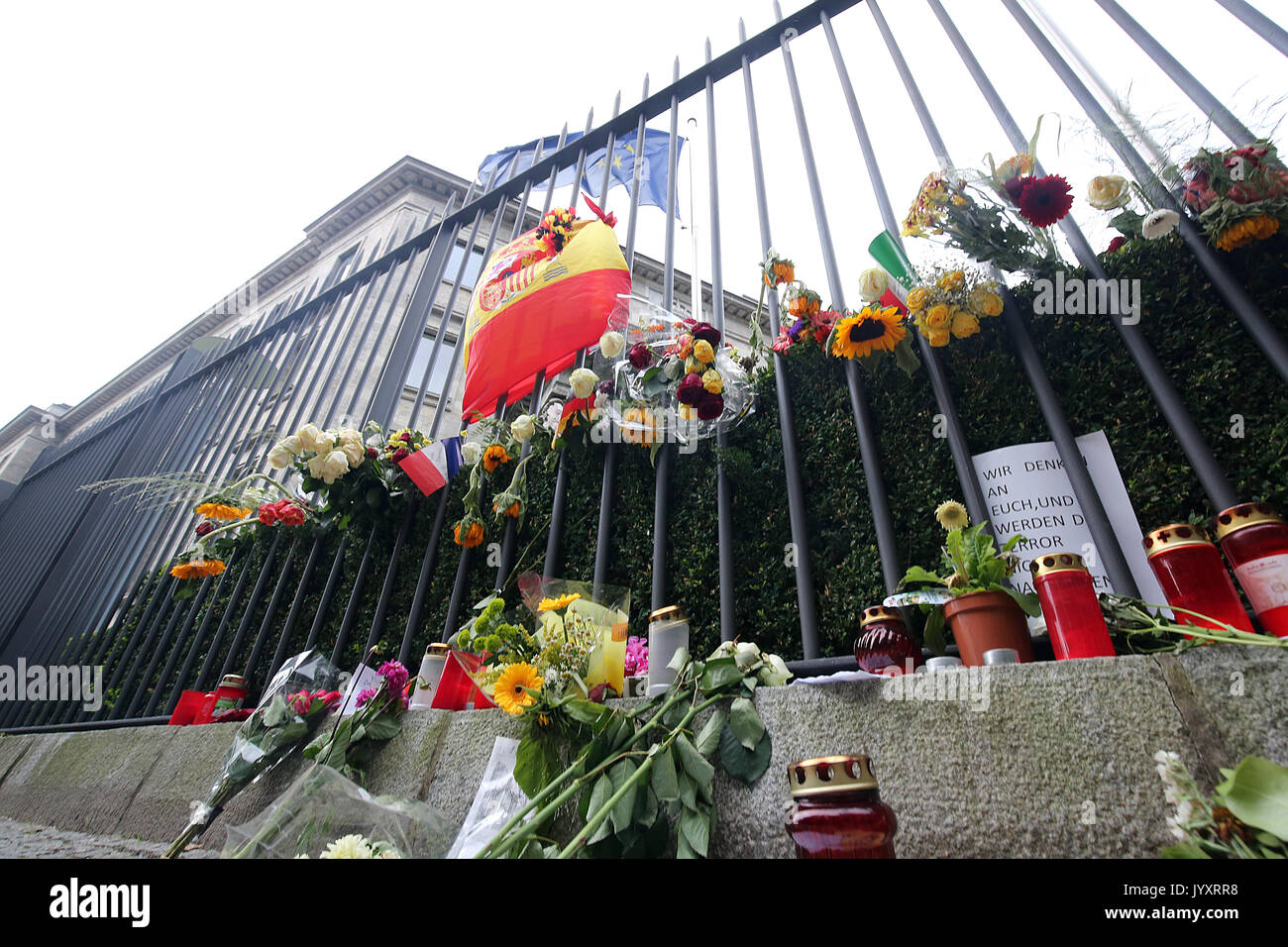 Berlin, Allemagne. Août 21, 2017. Des fleurs, des bougies et des lettres sont disposées en face de l'ambassade d'Espagne à Berlin, Allemagne, 21 août 2017. Le maire de Berlin déjà fait une entrée dans un livre de condoléances pour les victimes des attentats terroristes de Barcelone. Photo : Wolfgang Kumm/dpa/Alamy Live News Banque D'Images