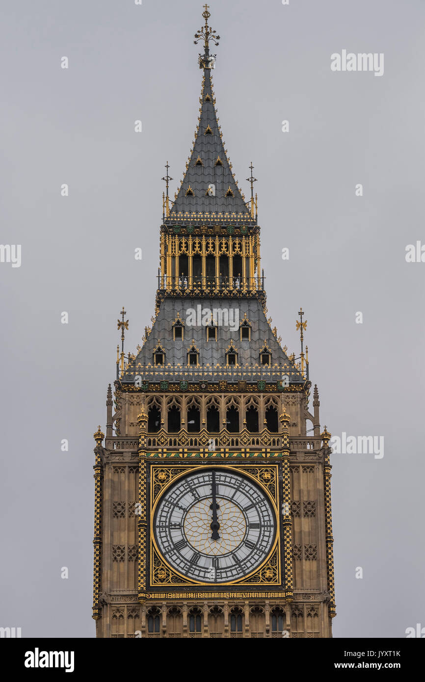 Londres, Royaume-Uni. Août 21, 2017. L'horloge sonne midi - Big Ben Bongs sa dernière pendant plusieurs années devant une grande foule à la place du Parlement, Londres. Crédit : Guy Bell/Alamy Live News Banque D'Images