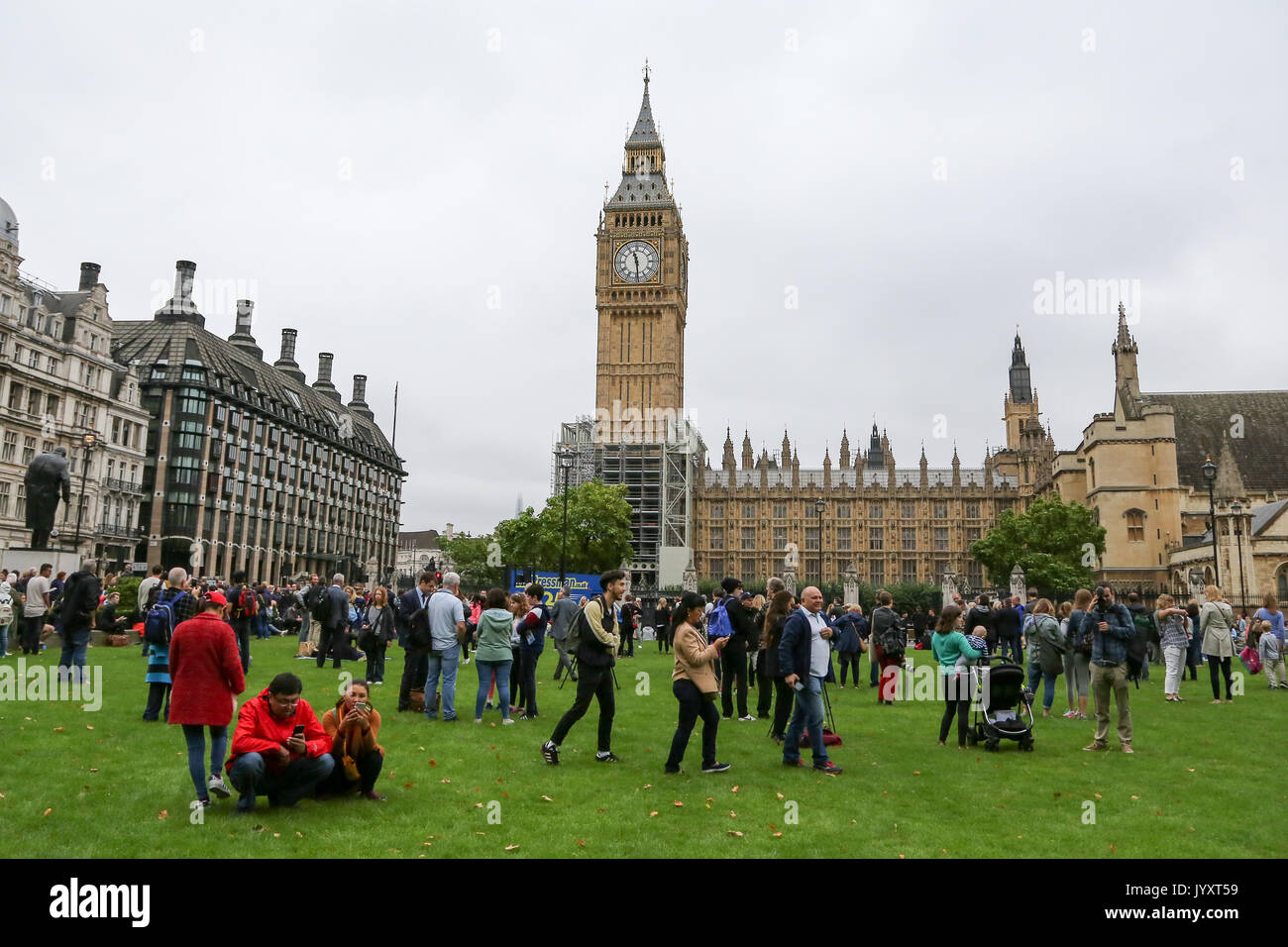 Londres, Royaume-Uni. Août 21, 2017. Des centaines se rassemblent dans la place du Parlement de voir Big Ben bongs sound pour une dernière fois pour quatre ans. Grande horloge de l'Elizabeth Tower communément appelée Big Ben, près de la Chambre du Parlement, dans le centre de Londres va se taire pendant quatre ans à compter de midi, le lundi 21 août 2017. C'est £29m pour un projet de conservation qui inclut la réparation de la tour, qui abrite la grande horloge et sa cloche. Credit : Dinendra Haria/Alamy Live News Banque D'Images