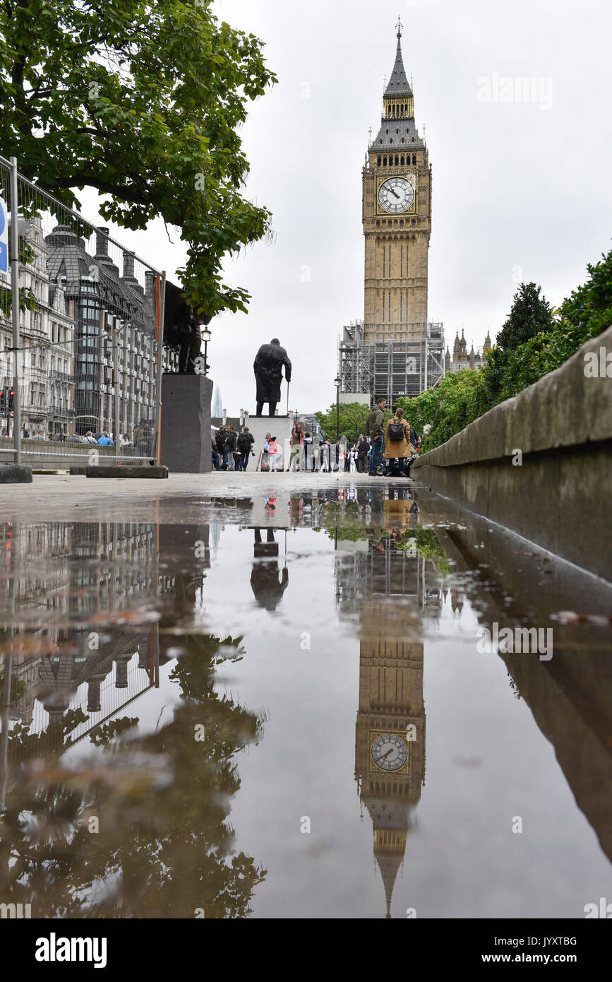 Londres, Royaume-Uni. 21 août 2017. Big Ben, la cloche à l'intérieur de la tour de l'horloge, connu sous le nom de Elizabeth Tower, seront réduits au silence à midi en avant de quatre ans de travaux de restauration pour le verre sur le cadran, les aiguilles de l'horloge et la tour elle-même. L'un de l'horloge continue à indiquer l'heure correcte tout au long de la rénovation, entraîné par un moteur électrique temporaire. Il est prévu que l'horloge va être redémarré pour que Big Ben à résonner à la nouvelle année, le Dimanche du souvenir et d'autres occasions spéciales. Crédit : Stephen Chung / Alamy Live News Banque D'Images