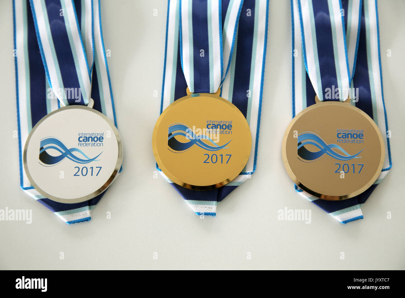 Racice, République tchèque. Août 21, 2017. L'ensemble de médailles pour les 2017 championnats du monde de sprint en canoë est présenté au cours d'une conférence de presse à Racice, République tchèque le lundi 21 août, 2017. Credit : Ondrej Hajek/CTK Photo/Alamy Live News Banque D'Images