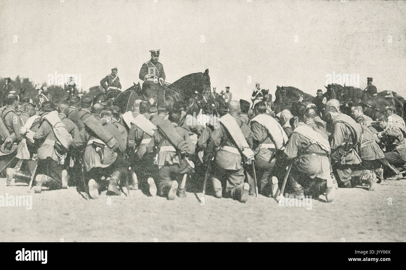 Le Tsar Nicolas II de Russie, la bénédiction des troupes russes avant d'aller à la guerre, la tenue d'une sacrée (Eikon photo) dans sa main, WW1 Banque D'Images