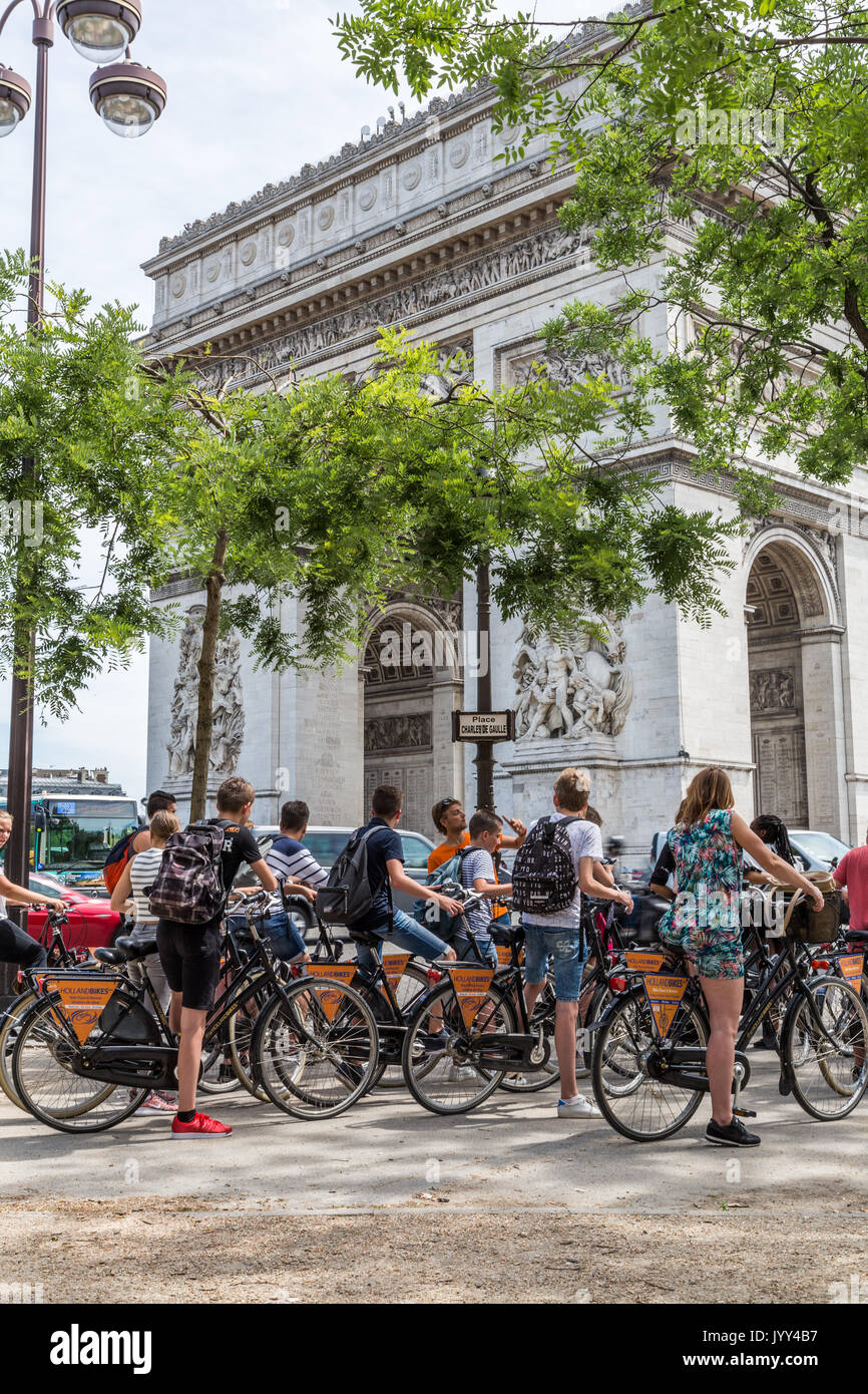 Les cyclotouristes arrêter de prendre de l'avis par l'Arc de Triomphe, Paris, France Banque D'Images