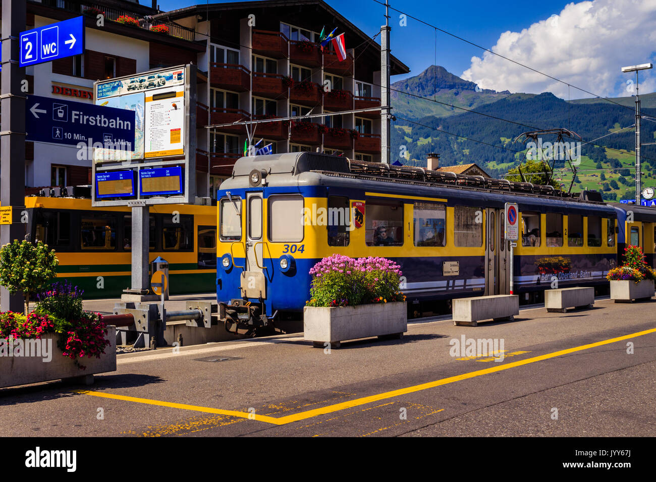 Grindelwald, Oberland Bernois, Suisse - 1 août 2017 : Jaune - Bleu train de la Berner Oberland-Bahn à Interlaken dans le Grindelwald liaisons ferroviaires Banque D'Images