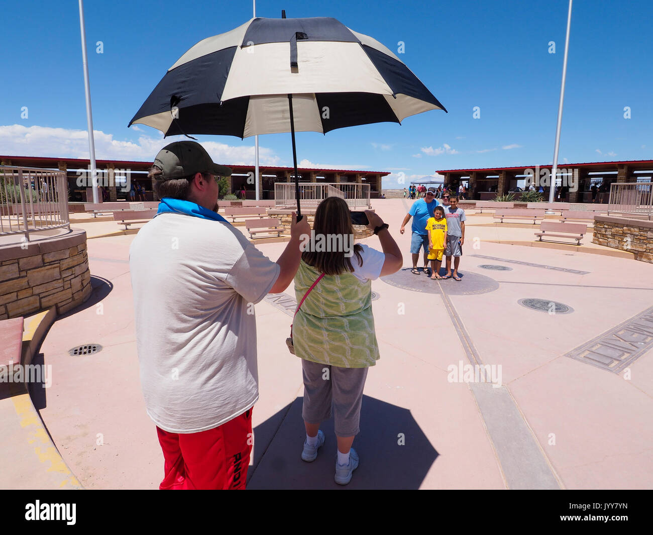 4 Coins Point- 24 juillet 2016 : les touristes sont à prendre des photos des quatre coins Monument, point de toucher l'Utah, Arizona, Colorado et New Mexico Banque D'Images