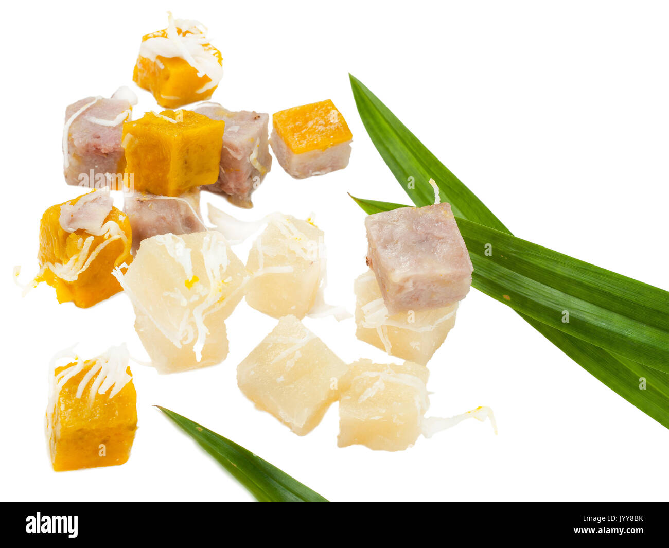 Le manioc doux gâteau dessert banane dessert taro et la citrouille dessert avec les jeunes en tranches de coco isolé sur fond blanc Banque D'Images