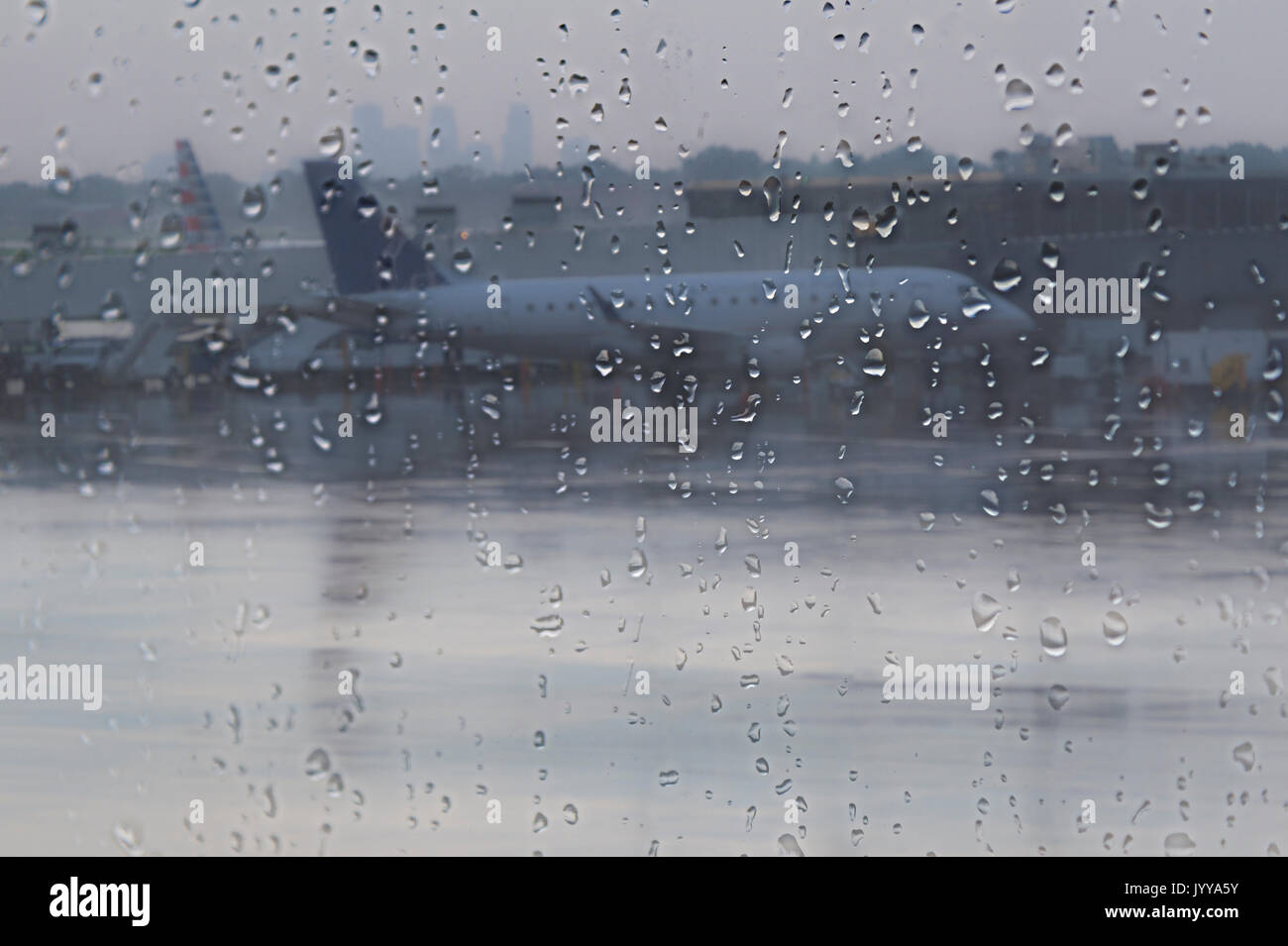 À l'aéroport avion retardé en raison de la tempête de pluie Banque D'Images