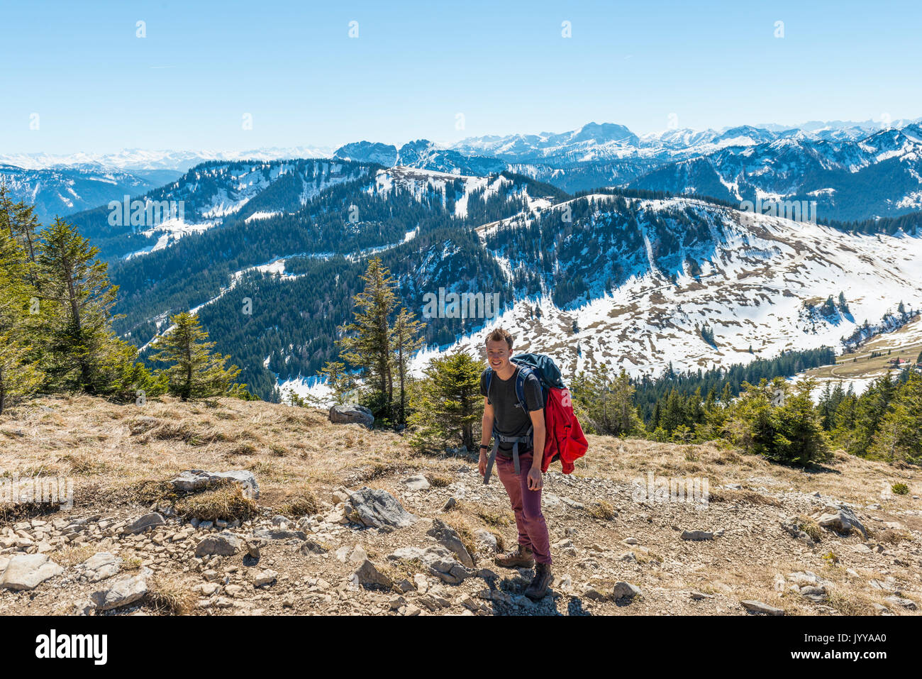 Randonneurs sur le sentier à Brecherspitz, Schliersee, Oberbayern, Bavière, Allemagne Banque D'Images