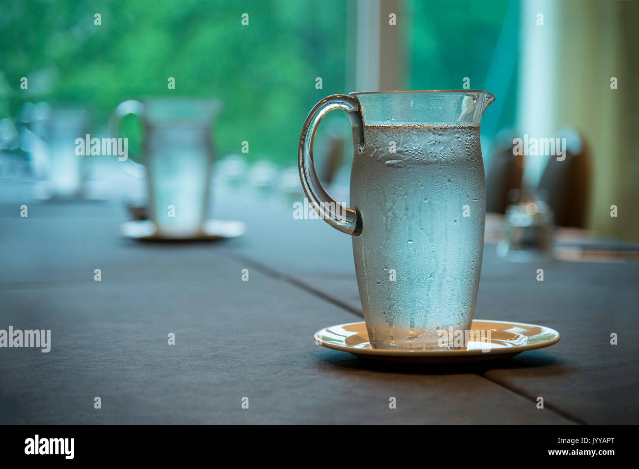 Pichet d'eau sur la table de la salle de conférence avant la réunion Banque D'Images
