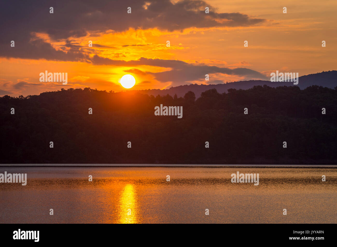 Lever du soleil sur le magnifique lac de montagne calme Banque D'Images