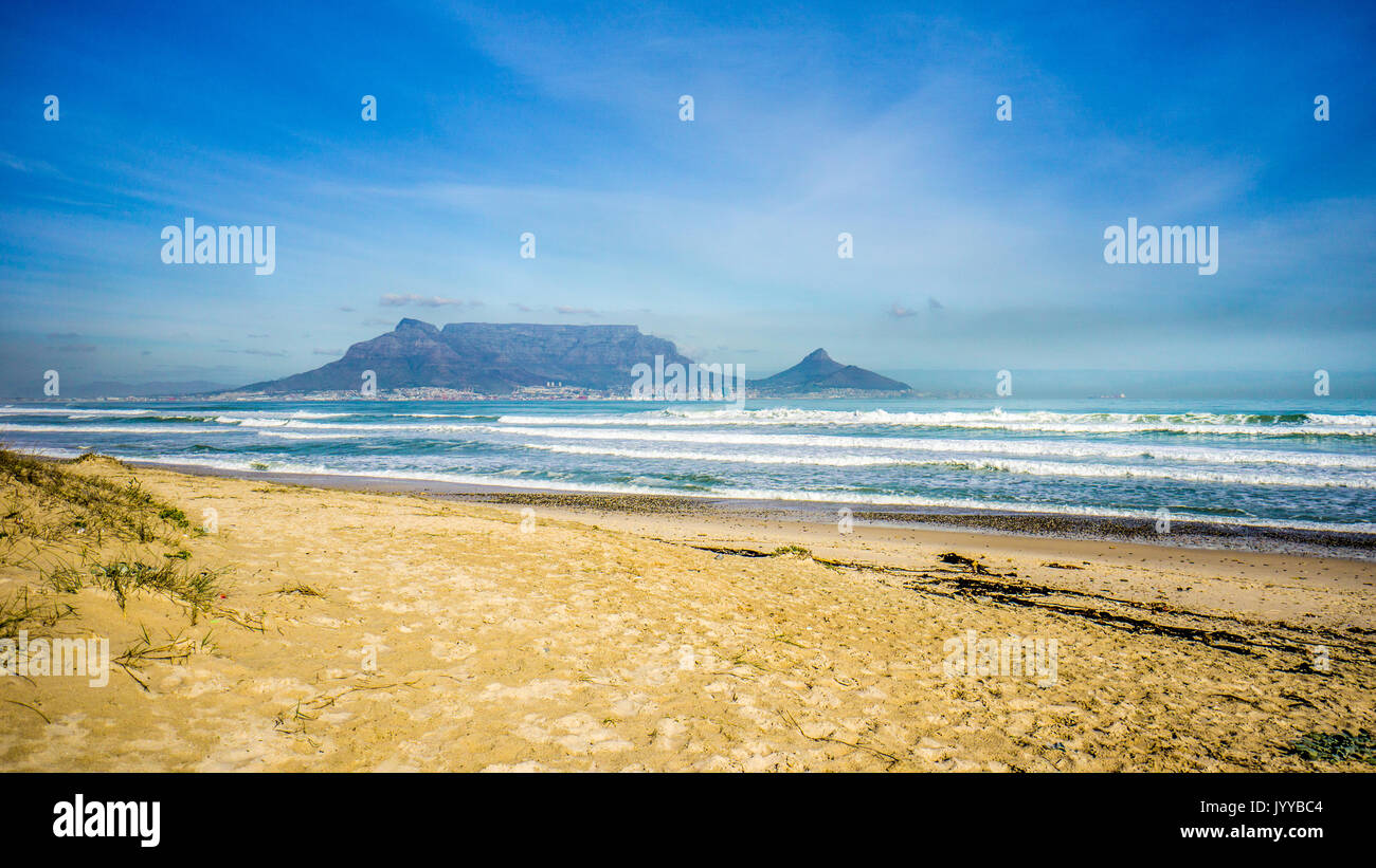 Tôt le matin, vue sur la ville du Cap et la montagne de la table avec Lion's Head et Signal Hill à droite et Devil's Peak sur la gauche. Vu de l'Bloubergstr Banque D'Images