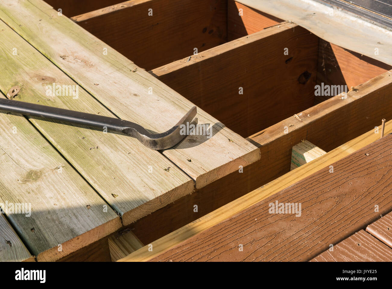Le remplacement du vieux pont en bois avec le matériau composite Banque D'Images
