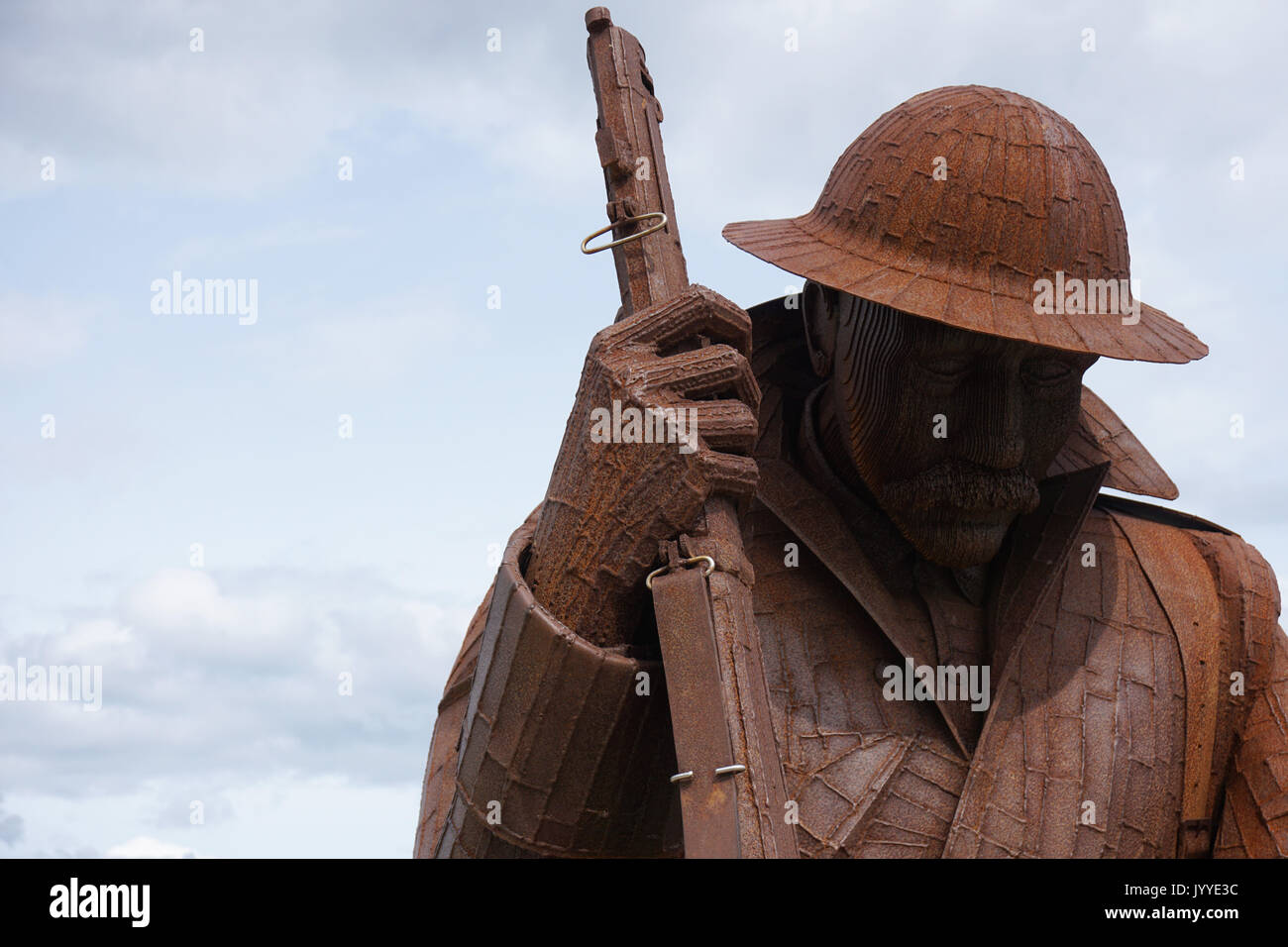 Tommy un Metal Sculpture Hommage à un WW1 soldat britannique par Ray Lonsdale sur le front de mer à Seaham. Il représente également un trouble de stress post-traumatique Banque D'Images