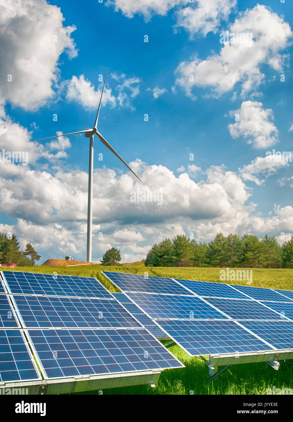 Panneaux d'énergie solaire et éolienne Banque D'Images