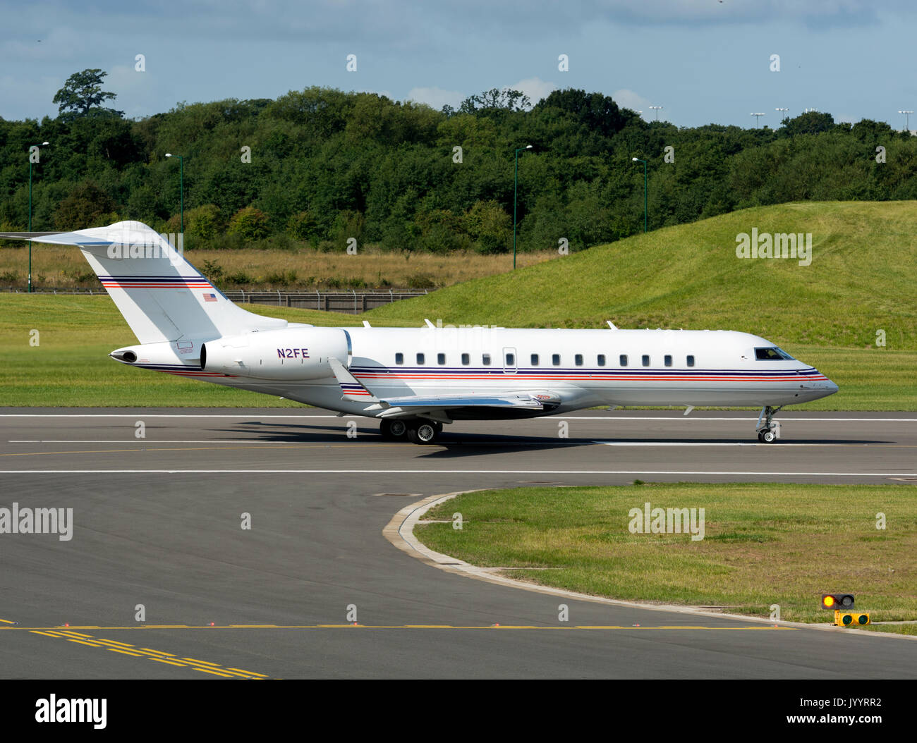 Bombardier Global Express FedEx à l'aéroport de Birmingham, UK (N2FE) Banque D'Images