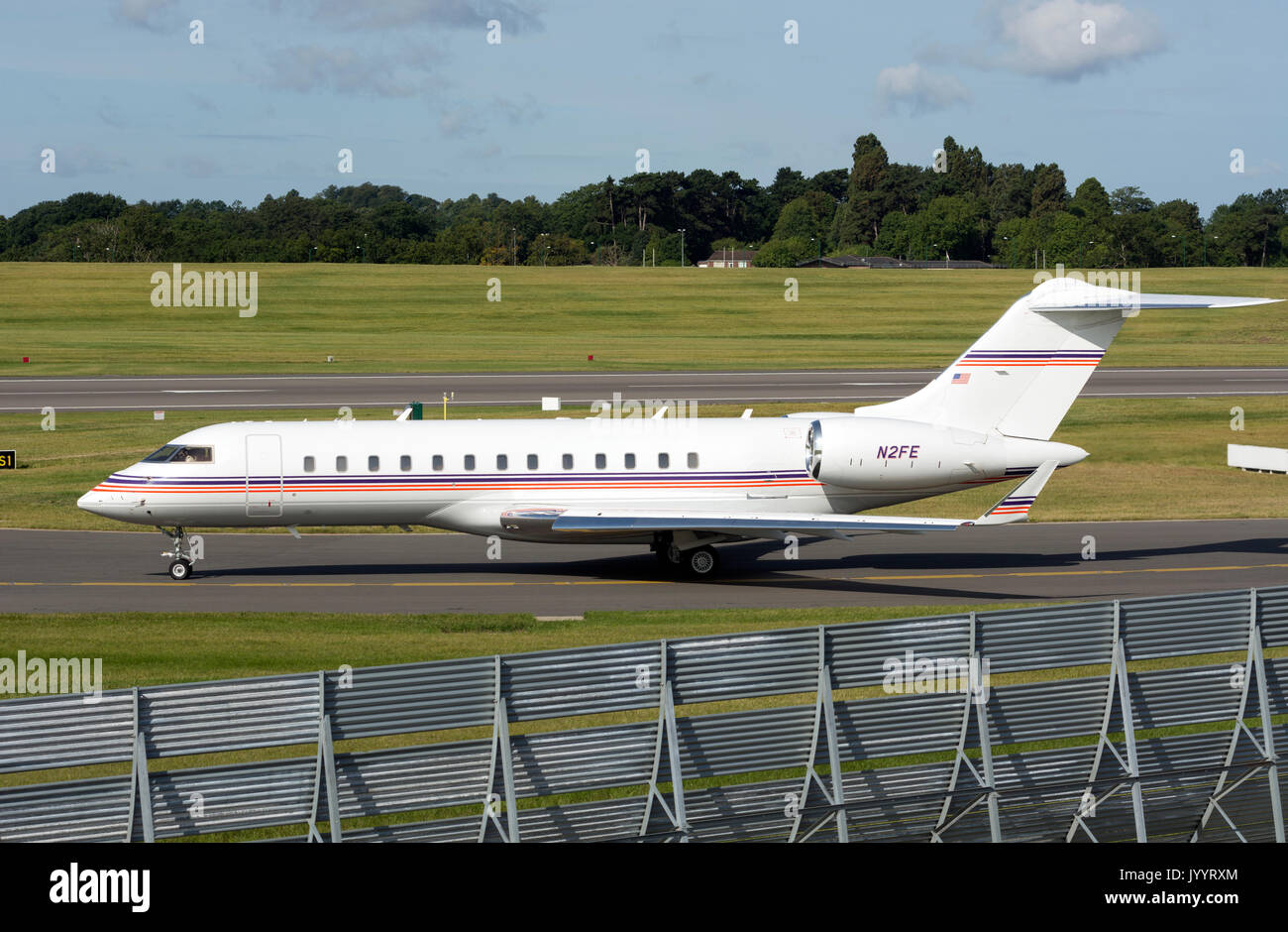 Bombardier Global Express FedEx à l'aéroport de Birmingham, UK (N2FE) Banque D'Images