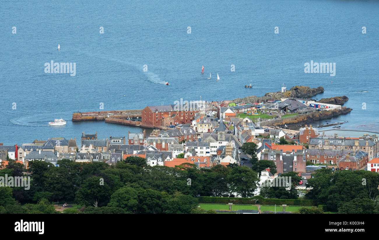 Le port de North Berwick, Seabird Centre et l'île de Craigleith vue de North Berwick Law Banque D'Images